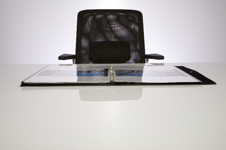 Im Laufe der Woche f�hrte Herr Schulz Gespr�che mit mir als Gesch�ftsf�hrer und danach
Einzelgespr�che mit den leitenden Angestellten.
Aus den zusammengetragenen betriebswirtschaftlichen Zahlen, den Pers�nlichkeitsprofilen
und Talenten der Beteiligten, hat Herr Schulz in kurzer Zeit wertvolle Konzepte, Analysen
und Strategien entwickelt. Das Controlling wird in Zukunft anhand der Instrumente, die Herr Schulz zur Verf�gung gestellt hat,von uns durchgef�hrt
und sicher von gro�em Nutzen sein. Herr Schulz bringt ein hohes Ma� an sozialer Kompetenz, Fachwissen und �berzeugungskraft
mit, dies hat uns sehr geholfen. Wir werden alle Vorschl�ge und Strategien sofort in unserem
Unternehmen umsetzen. Wir danken Herrn Schulz f�r die kritischen, aber notwendigen Erl�uterungen und Gespr�che
auf einer sachlichen Basis. Die Zusammenarbeit ist sehr freundlich und menschlich erfolgt,
wof�r wir uns ganz besonders bedanken m�chten.
Wir w�nschen Ihnen und Ihrem Unternehmen weiterhin viel Erfolg bei Ihrer Arbeit und freuen
uns auf ein Wiedersehen!

BAU GMBH & CO KG